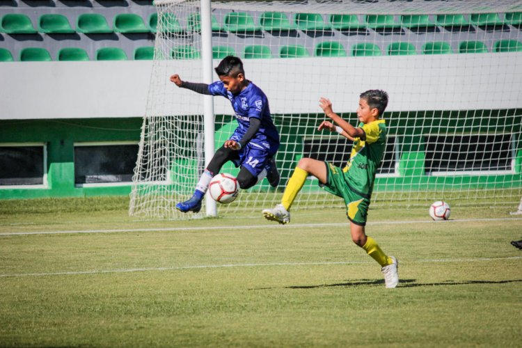 Reciben su premio ganadores del torneo de futbol "Hay Reta"