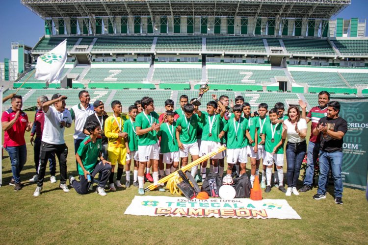 Reciben su premio ganadores del torneo de futbol "Hay Reta"