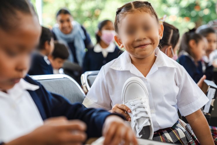 Entregan zapatos ortopédicos en centros de asistencia social