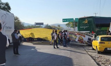 Preparatorianos de Guerrero bloquean la Autopista del Sol