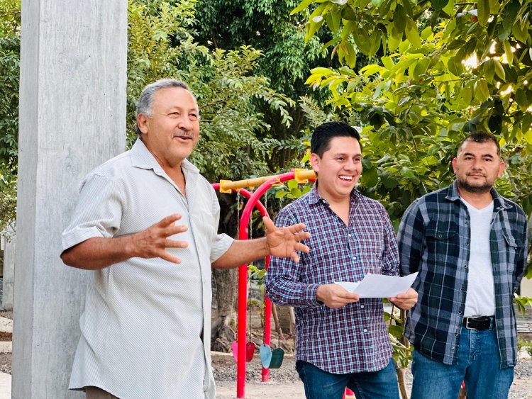 Alan Martínez edil de Jojutla entregó  alarma vecinal en el Higuerón, Centro