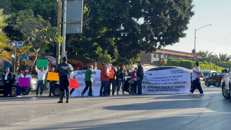 Enfermeras y médicos protestan por reconocimiento sindical