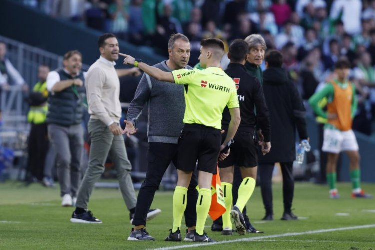 Hansi Flick, suspendido dos jornadas en la Liga por la expulsión ante Betis