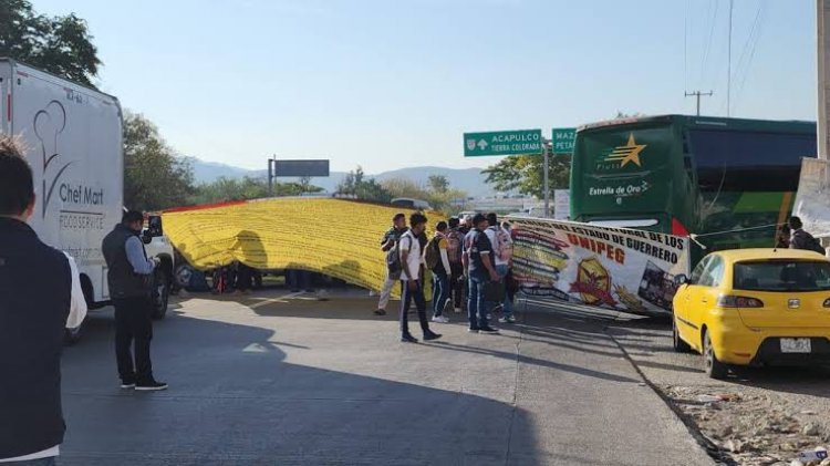 Preparatorianos de Guerrero bloquean la Autopista del Sol