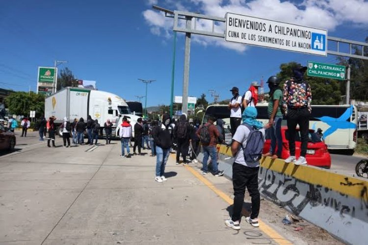 Preparatorianos de Guerrero bloquean la Autopista del Sol