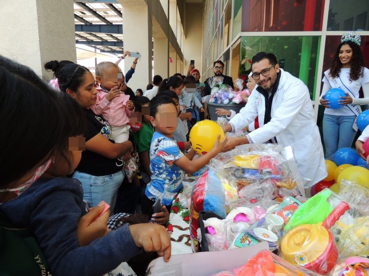 Pacientes y familias participan en  una posada del Hospital del Niño