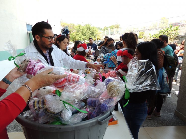 Pacientes y familias participan en  una posada del Hospital del Niño