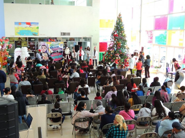 Pacientes y familias participan en  una posada del Hospital del Niño