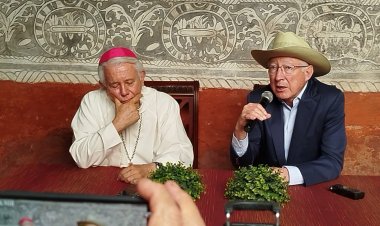 Ken Salazar escuchó la homilía del obispo Castro