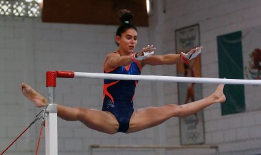 Polémica: Elsa García genera críticas por lanzar al suelo la bandera de México