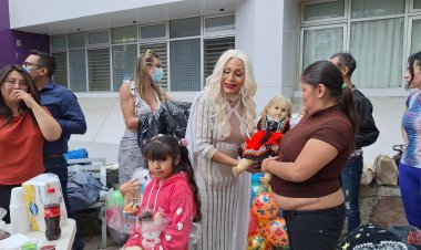 Niños de escasos recursos reciben juguetes de mujeres transgénero