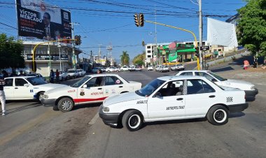 Contra tenencia y verificación, taxistas realizan bloqueos