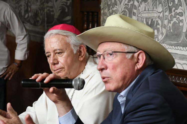 Ken Salazar escuchó la homilía del obispo Castro