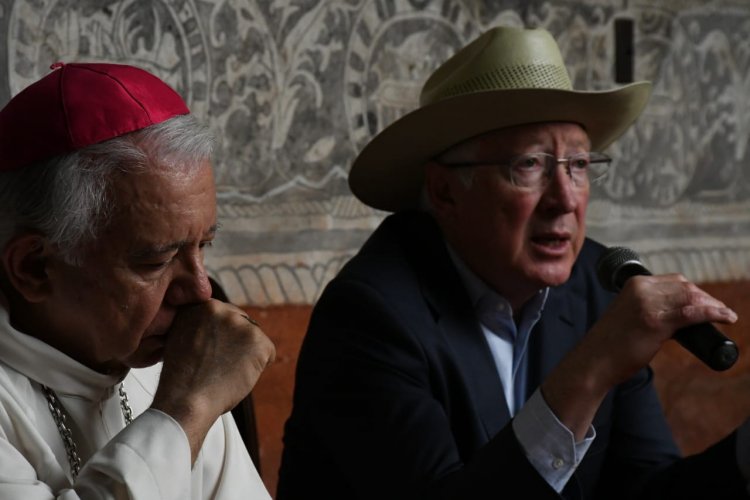 Ken Salazar escuchó la homilía del obispo Castro