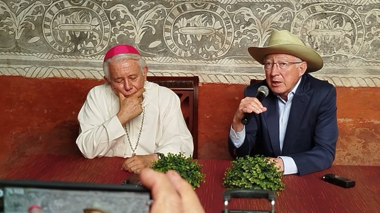 Ken Salazar escuchó la homilía del obispo Castro