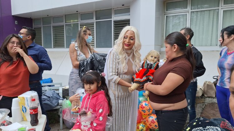 Niños de escasos recursos reciben juguetes de mujeres transgénero