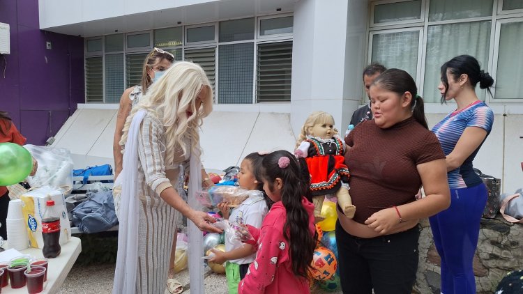 Niños de escasos recursos reciben juguetes de mujeres transgénero