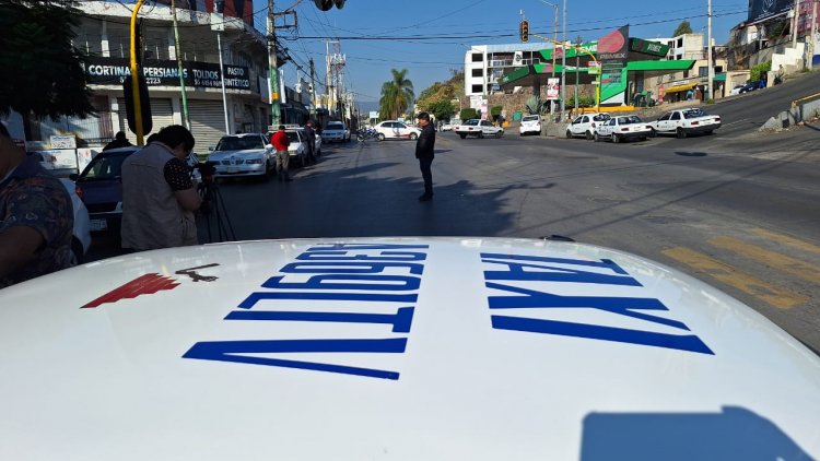 Contra tenencia y verificación, taxistas realizan bloqueos