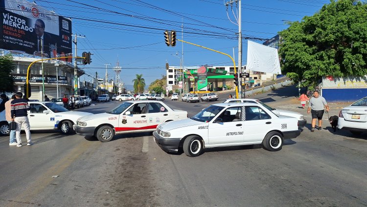 Caos vial en Cuernavaca por bloqueos de taxistas