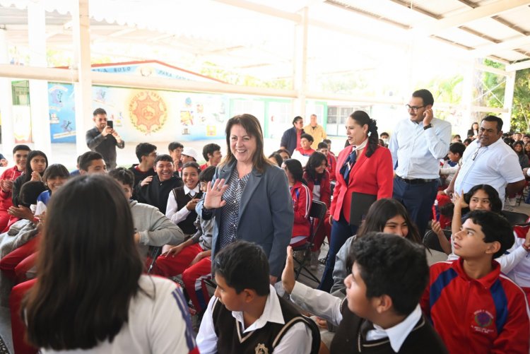 Alumnos aprenden sobre la  Cosecha de Lluvia en Jojutla