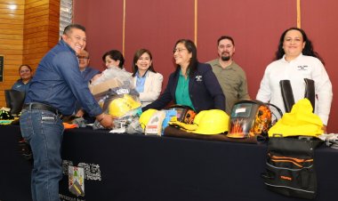 La UAEM entregó uniformes  a trabajadores administrativos