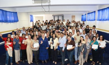 Entregan reconocimientos  a trabajadores del Cobaem