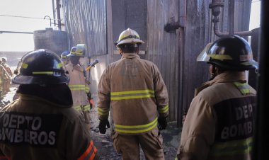 Feroz incendio en negocio de  aceites industriales en Ayala