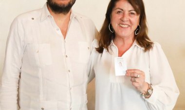 Margarita González recibió de manos de Andrés Manuel López Beltrán su credencial de afiliación a Morena