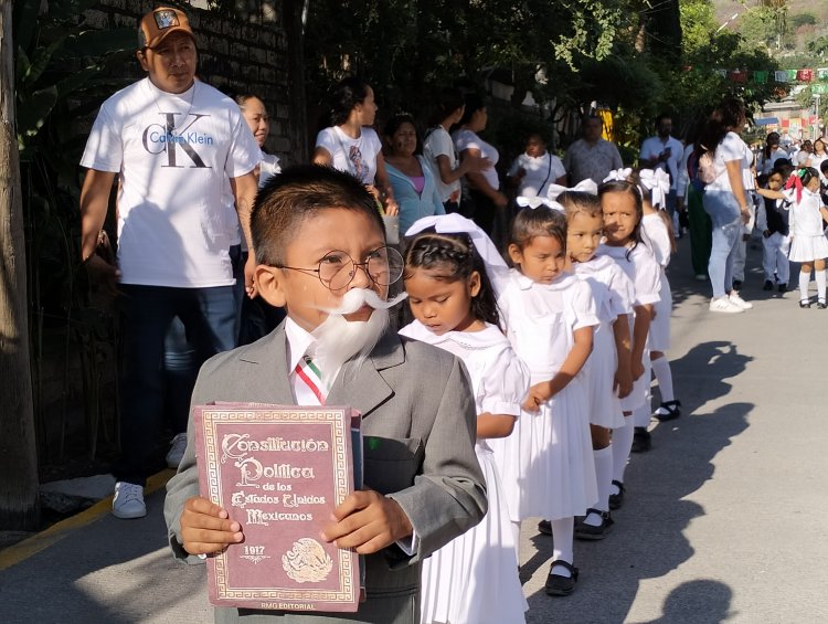 Encabezó el alcalde Alan Martínez  la ceremonia por la Constitución