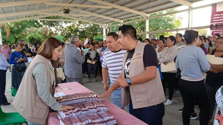 En medio del desorden, comienzan a repartir la beca Rita Cetina