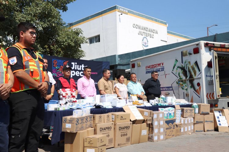 Eder Rodríguez entrega material  de trabajo a Unidad de Rescate