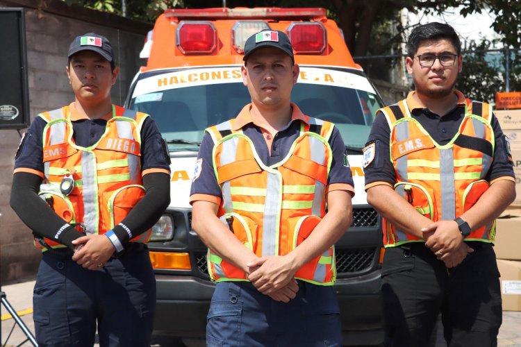 Eder Rodríguez entrega material  de trabajo a Unidad de Rescate