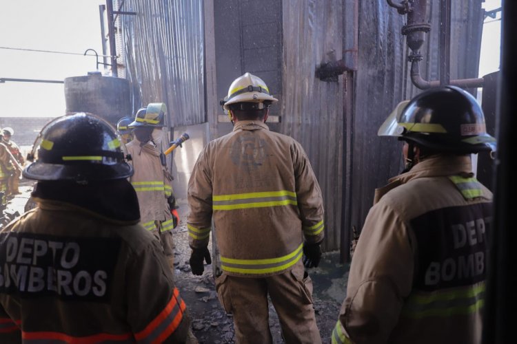 Feroz incendio en negocio de  aceites industriales en Ayala