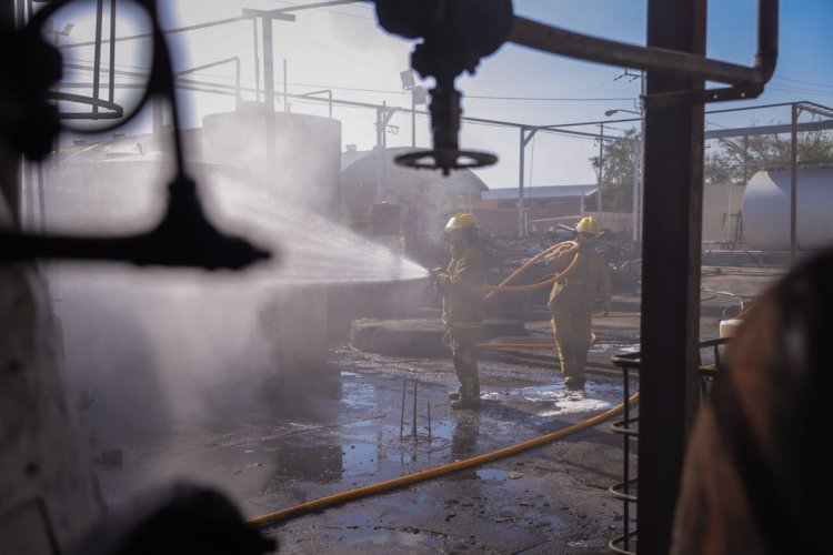 Feroz incendio en negocio de  aceites industriales en Ayala