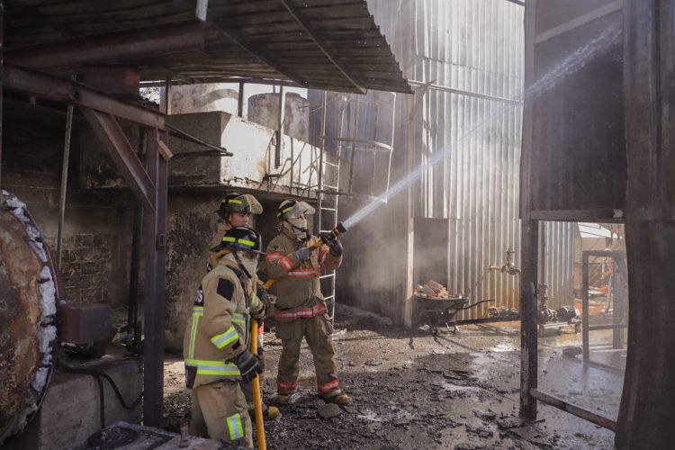 Feroz incendio en negocio de  aceites industriales en Ayala