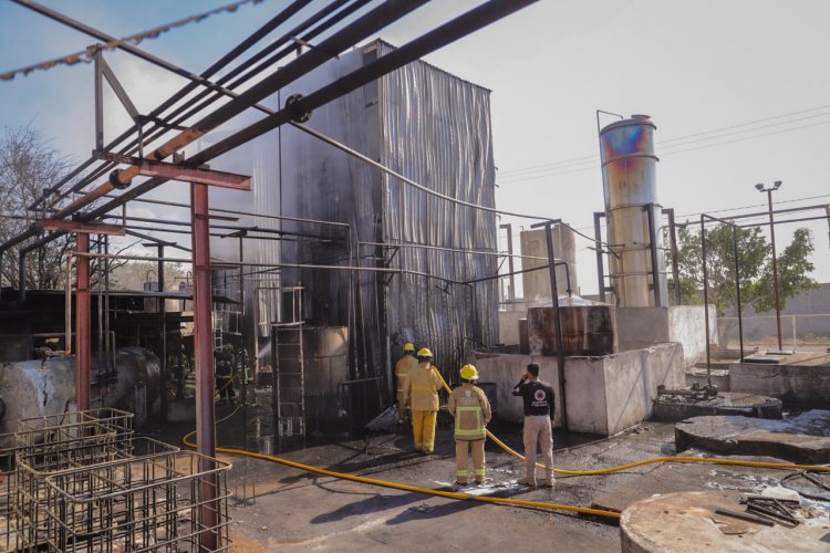 Feroz incendio en negocio de  aceites industriales en Ayala