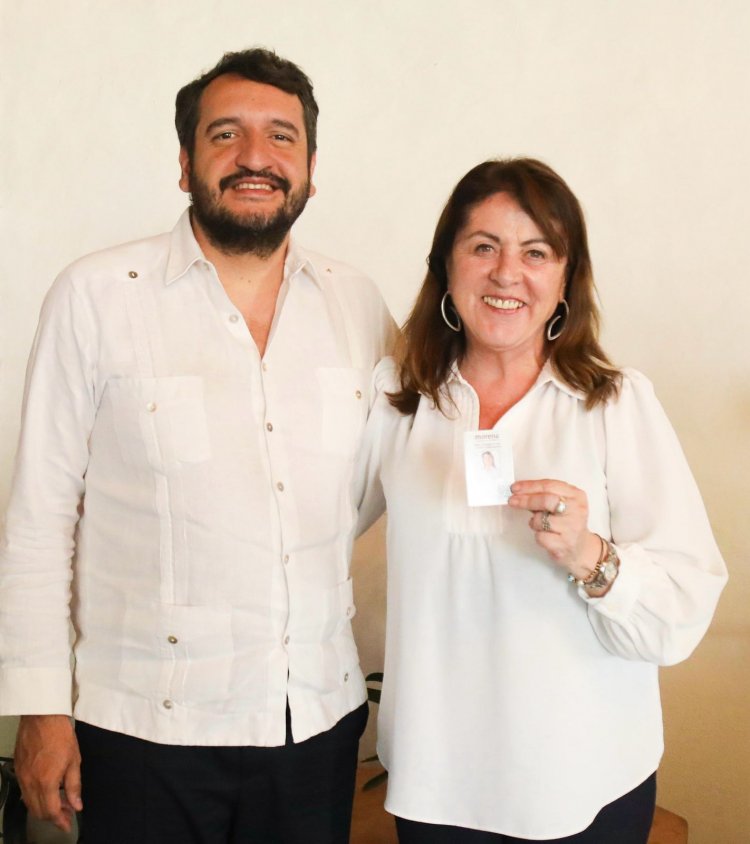 Margarita González recibió de manos de Andrés Manuel López Beltrán su credencial de afiliación a Morena