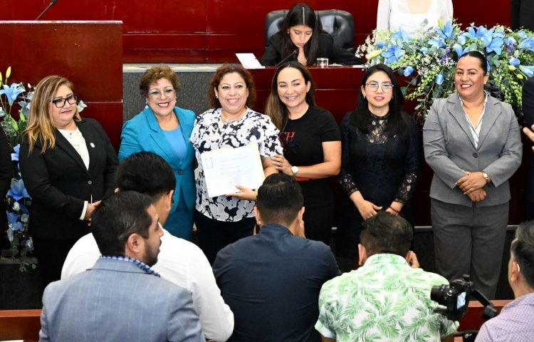 Reconocen a trabajadores  de la radio y la televisión