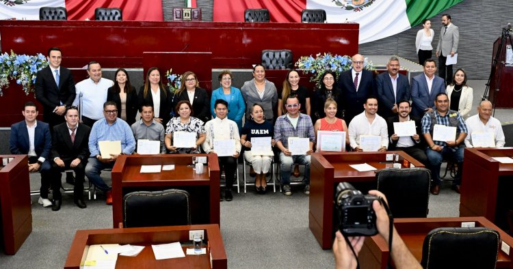 Reconocen a trabajadores  de la radio y la televisión