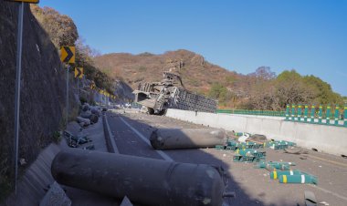 Grave fuga de material peligroso  en la autopista La Pera-Cuautla