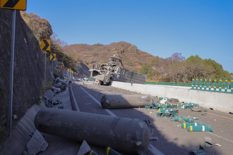 Grave fuga de material peligroso  en la autopista La Pera-Cuautla