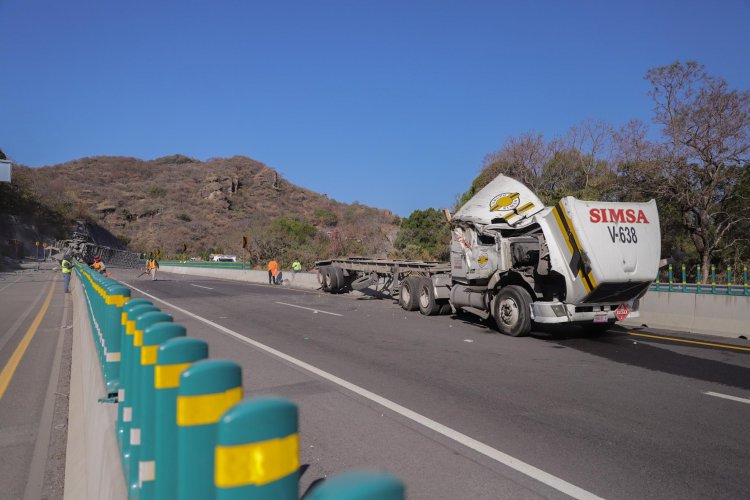 Grave fuga de material peligroso  en la autopista La Pera-Cuautla