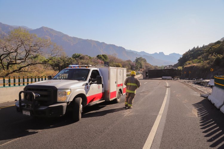 Grave fuga de material peligroso  en la autopista La Pera-Cuautla