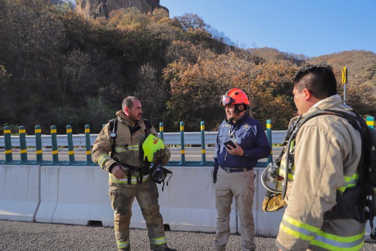 Grave fuga de material peligroso  en la autopista La Pera-Cuautla