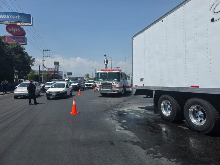 Susto por el calentamiento de  frenos de tráiler en Jiutepec