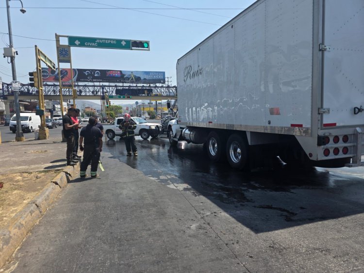 Susto por el calentamiento de  frenos de tráiler en Jiutepec