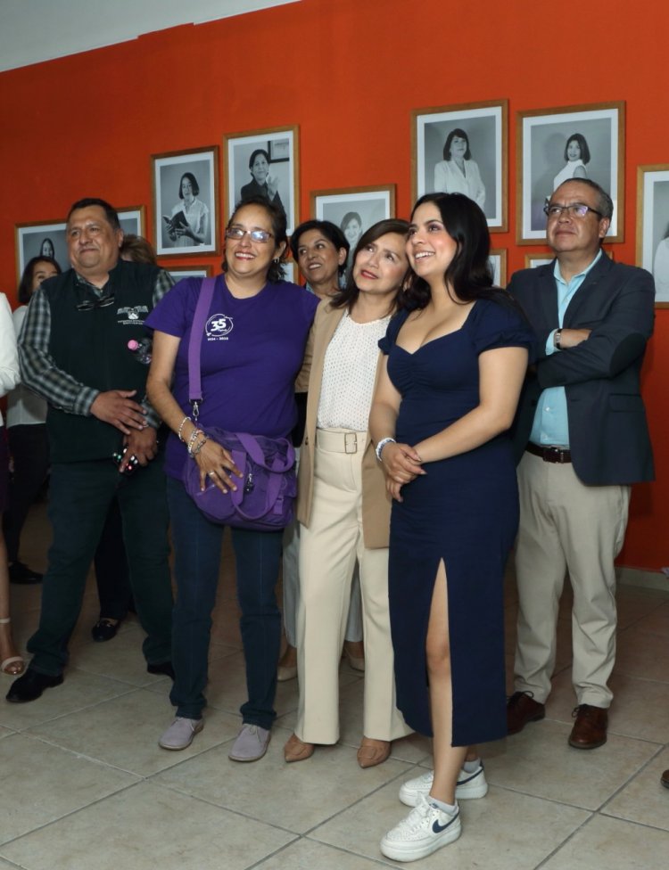 Exposición con retratos de universitarias inauguró Aydeé León, la rectora de UAEM