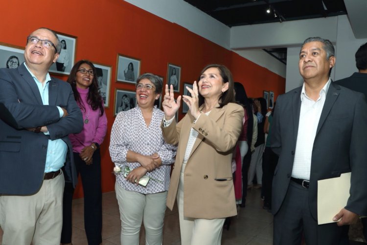 Exposición con retratos de universitarias inauguró Aydeé León, la rectora de UAEM