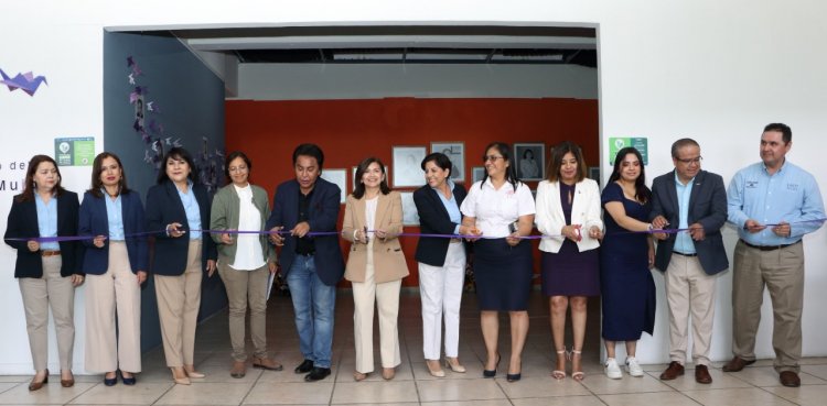 Exposición con retratos de universitarias inauguró Aydeé León, la rectora de UAEM