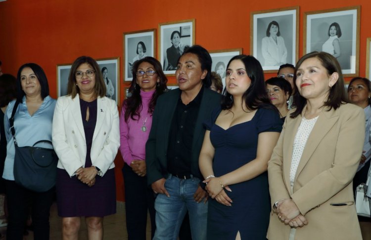 Exposición con retratos de universitarias inauguró Aydeé León, la rectora de UAEM